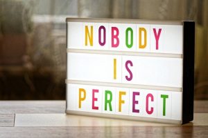 Leuchtschild mit bunten Buchstaben: Nobody is perfect