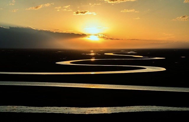 Fluss schlängelt sich dem Sonnenuntergang entgegen