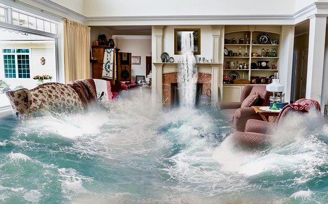 Wohnzimmer von Fluten überschwemmt