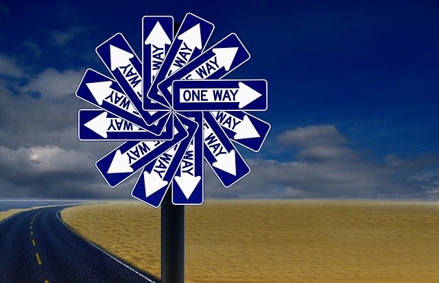 One Way Schilder im Kreis, Sonnenstrahlenartig angeordnet, als neues Straßenschild