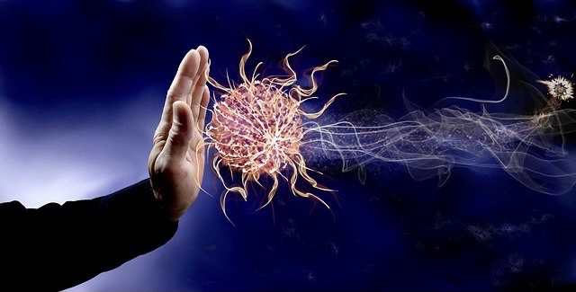 Eine Hand stoppt einen von der Psyche ausgesandten Energieballs Energieball