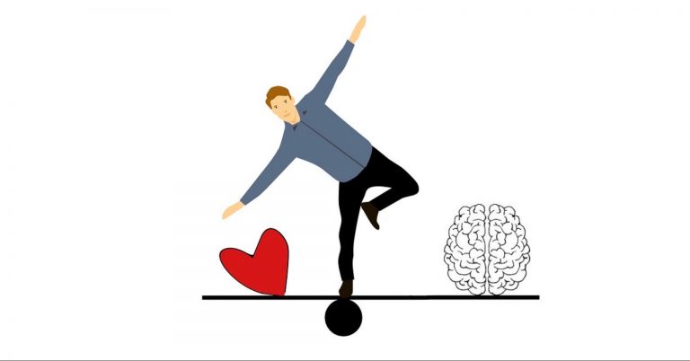 Gezeichneter Mann balanciert auf einer Waage von Herz und Hirn und verliert fast das Gleichgewicht