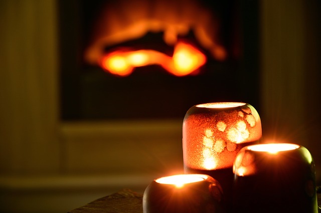 Feuer und Kerzenlicht schaffen eine gemütliche Atmosphäre