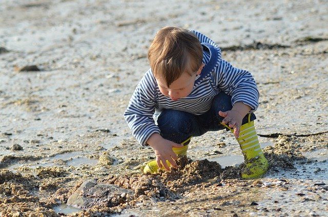 Kleinkind entdeckt das Wattenmeer