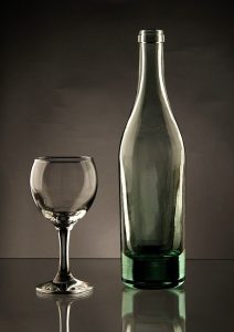 Leeres Glas und leere Flasche ohne Etikett, beides blitzblank