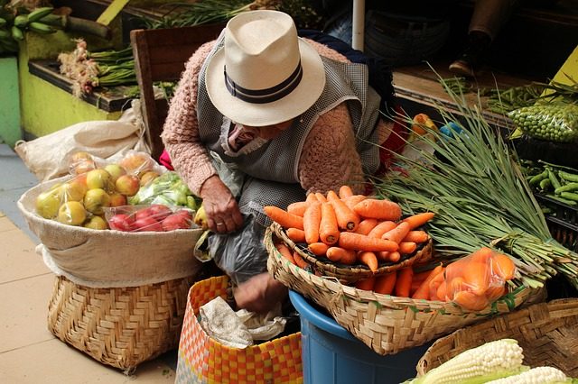 Marktstand mit Karotten und Tomaten